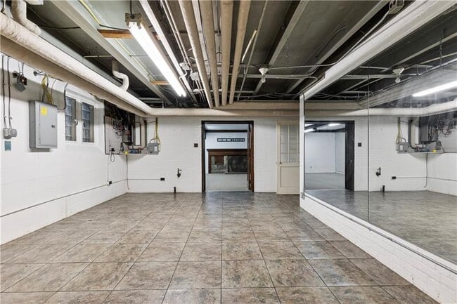 Building Photo - 705 E Beau St