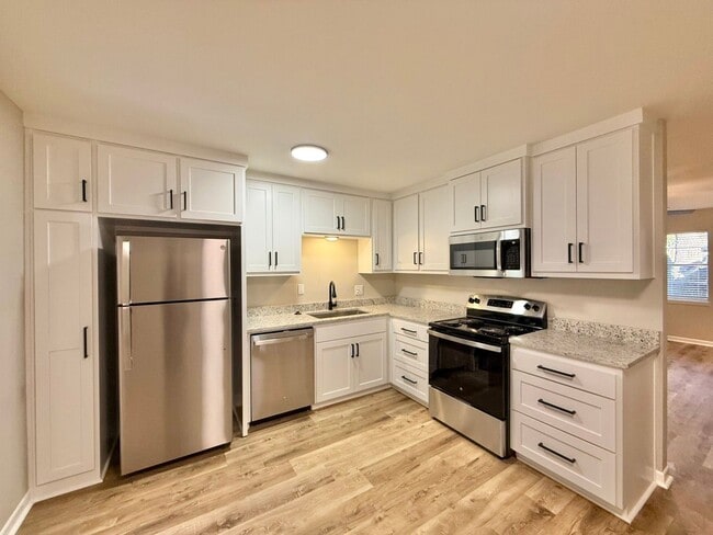 Building Photo - Newly Renovated Duplex for Rent!