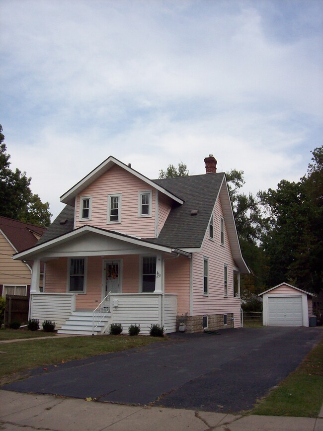 Building Photo - 1859 Evergreen Ave