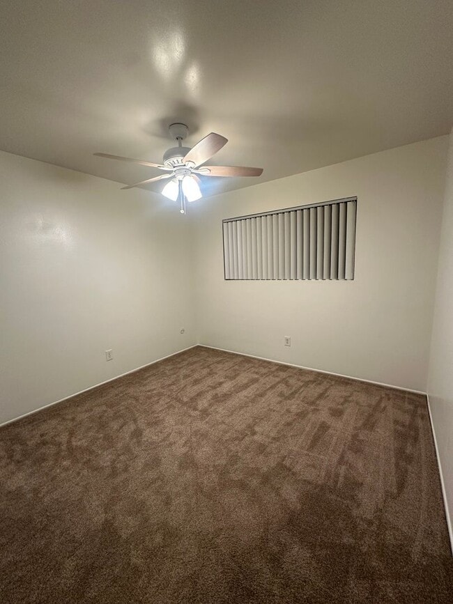 Building Photo - Upstairs 2BD/1BA Condo with 1 reserved cov...