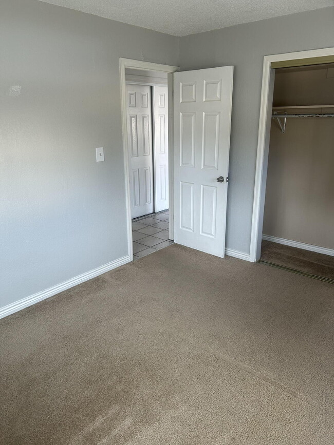 Building Photo - Available NOW! Cosy duplex in Potter Highlands!