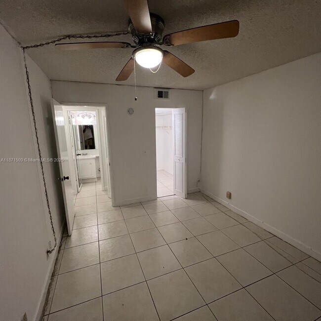 Building Photo - 600 Village Green Ct