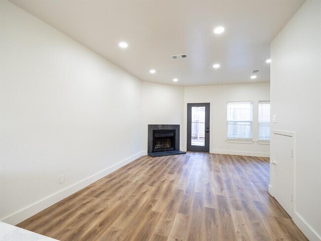 Building Photo - 201 Mockingbird Ln W