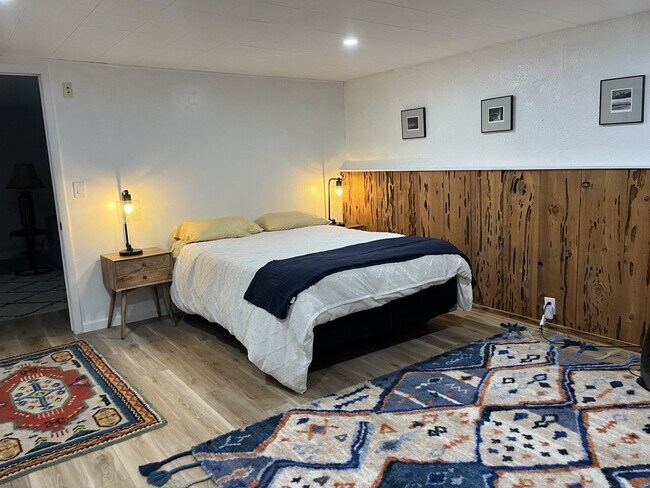 Building Photo - Updated Basement Unit Furnished or Unfurnished