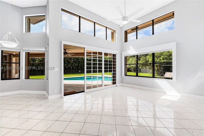 Building Photo - 1256 Manor Dr S