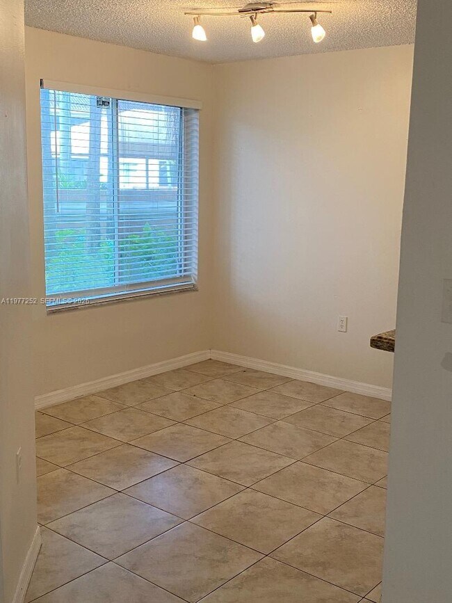 Building Photo - 22104 Glenmoor Dr