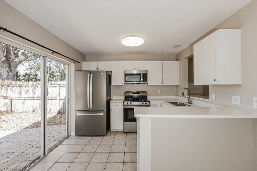 Building Photo - 6637 Summer Haven Dr