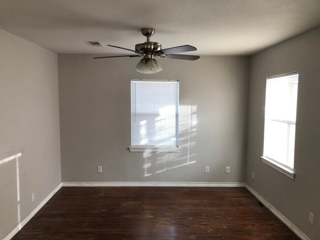 Building Photo - 603 Avenue B