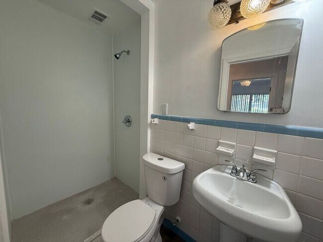 Building Photo - Pensacola - Lakeview - 3 bedroom, 2 bathroom