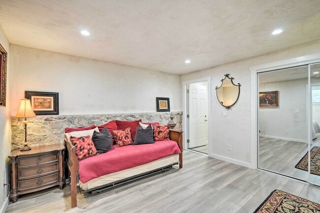 Building Photo - 303 Glenwood Rd