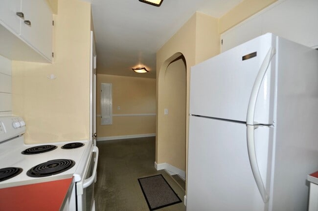 Building Photo - Charming 2 bed 1 bath bungalow with 2nd living room