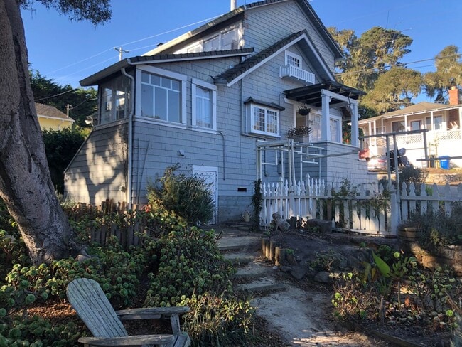 Building Photo - Historic 2-bedroom, 1.5 bath home in the h...