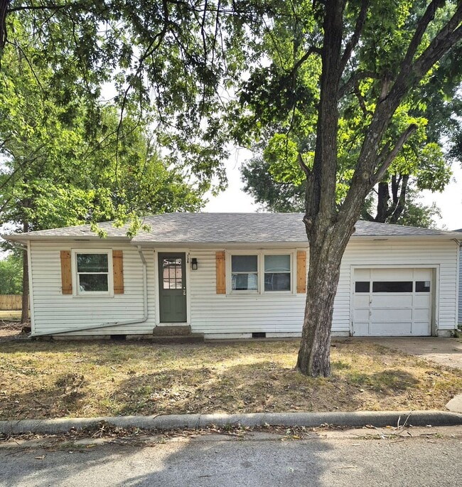 Primary Photo - 2 bed, 1 Bath house in Bolivar, Mo! Call Q...
