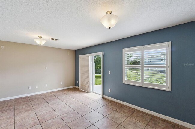 Building Photo - 12648 Somerset Oaks St