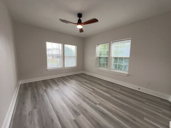 Building Photo - 224 Everton St