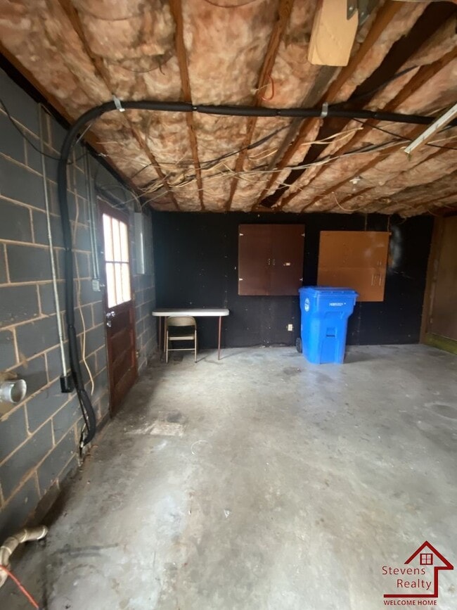 Building Photo - 7131 Holland Ln