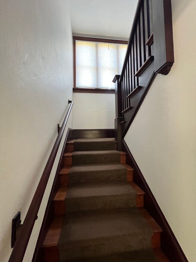 Building Photo - Charming 1910 Craftsman Home – 3BR/2BA + B...