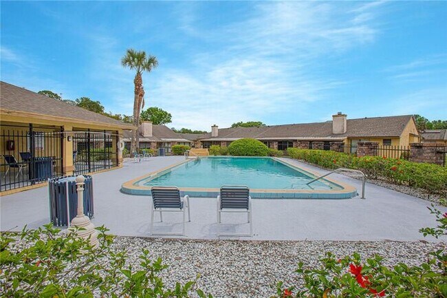 Building Photo - 1 bedroom Creekside Villas Townhome Near O...