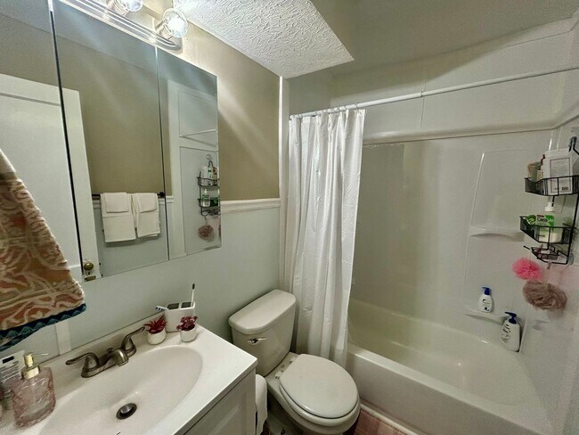 Building Photo - 647 Golfview Dr
