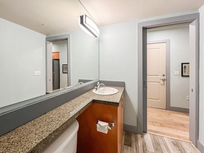 Building Photo - 1bd/1ba Seattle Condo