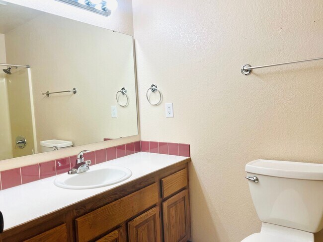Building Photo - Charming Rambler 3-Bed/2-Bath Available Now!