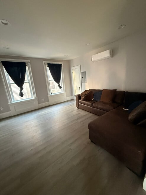 Building Photo - 293 Point St