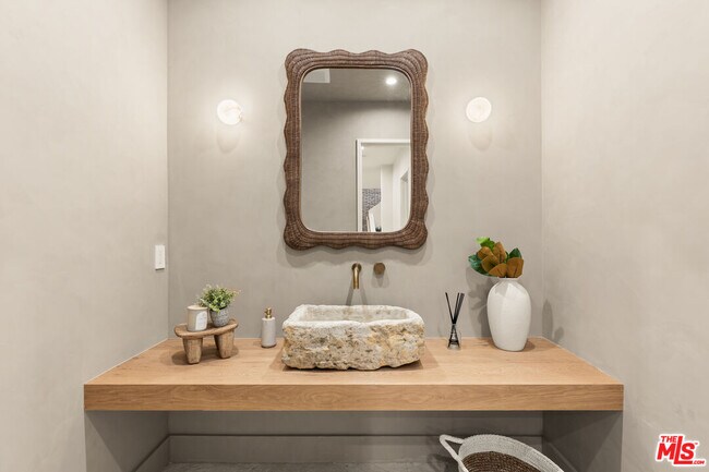 Building Photo - 11748 La Maida St