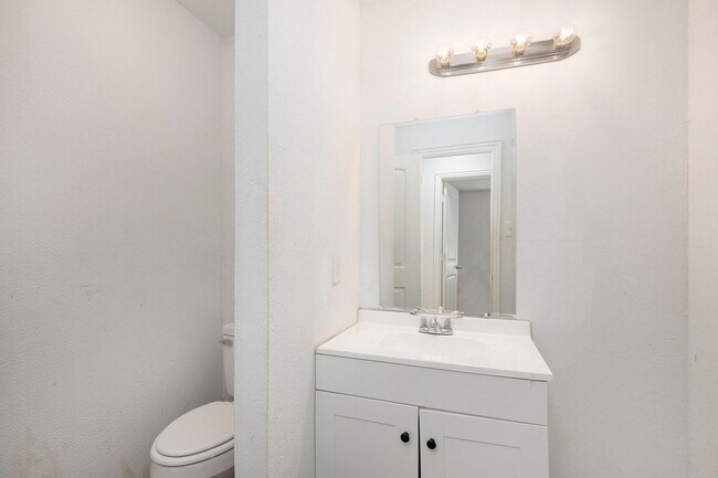 Building Photo - This charming 2-bedroom, 2-bathroom duplex is nestled in the desirable Lake Worth region of Fort ...