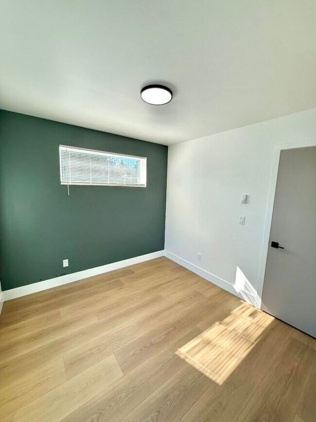 Building Photo - Spacious 3-Bedroom Townhome in the Heart of Greenwood