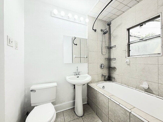 Building Photo - 1661 W 36th Pl