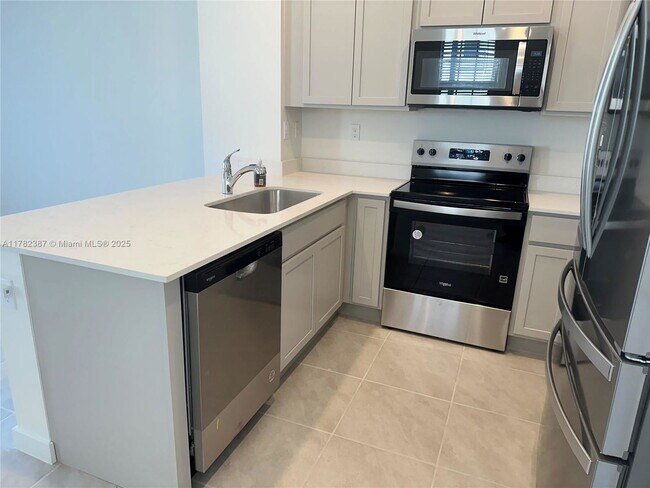 Building Photo - 822 SW 11th Ter