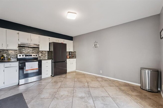 Building Photo - 9605 Hefner Village Blvd