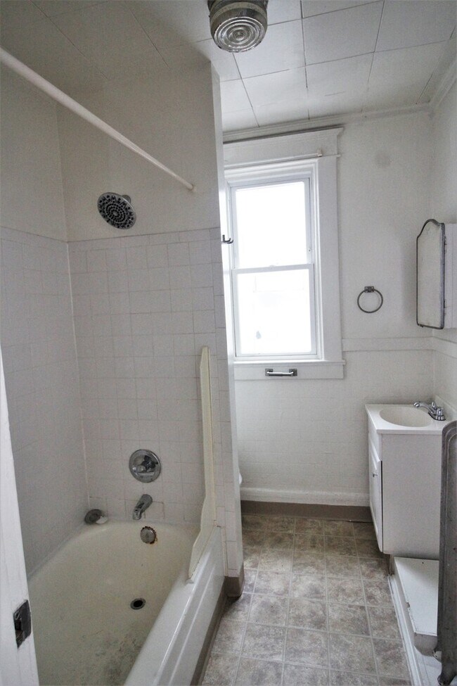 Building Photo - 2026/2027 JHU Off-Campus 3bd/1ba Rowhouse  w/ W/D & rear yard! -Available 6/9/26