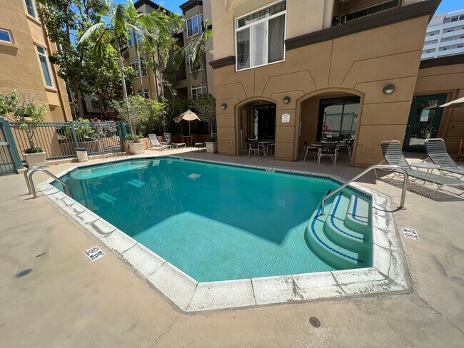 Building Photo - 2 bed 2 bath condo with laundry, A/C and fireplace! Heart of Banker's Hill!