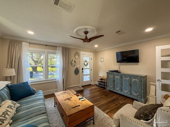 Building Photo - 224 N M St