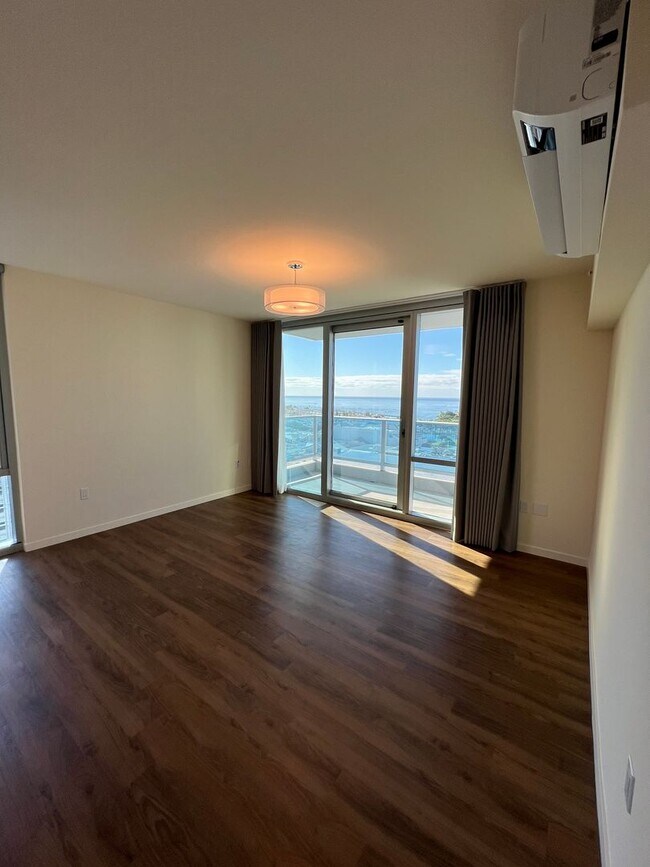 Building Photo - ** 2 BEDROOM 2 BATH** 2 covered PARKING, O...