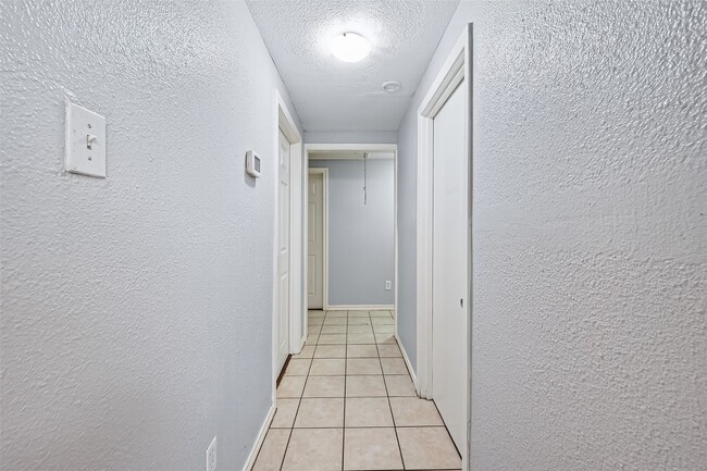 Building Photo - 9629 Sunnywood Dr