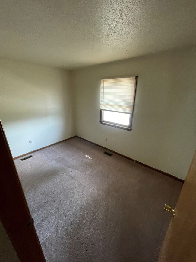 Building Photo - Bev House - 4 Bedroom, 1.5 Bath House - Av...