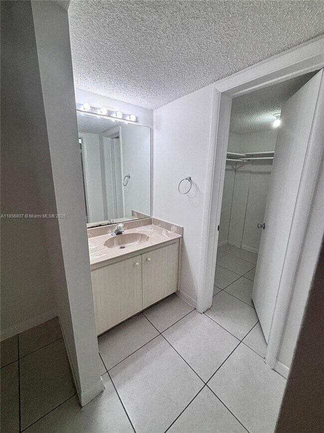 Building Photo - 430 Commodore Dr