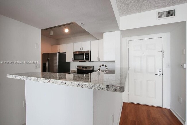 Building Photo - 1111 Brickell Bay Dr