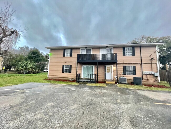 Building Photo - Charming 1 bedroom 1 Bathroom across from Daffin Park