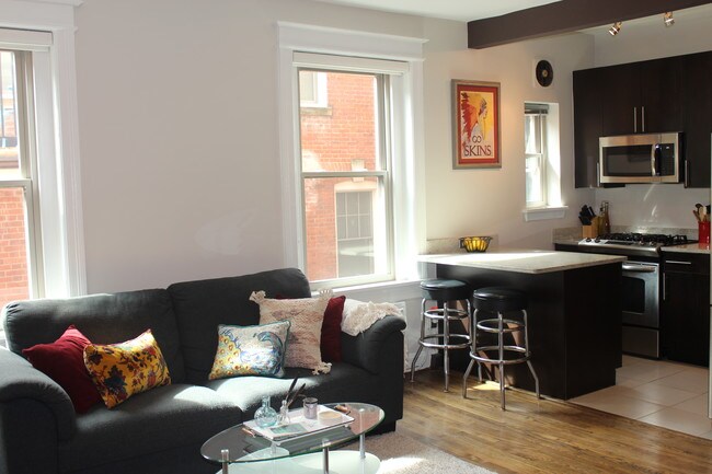 Living room/kitchen - 2010 Kalorama Rd NW