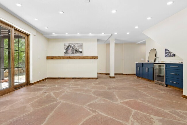 Building Photo - 205 Loop Dr