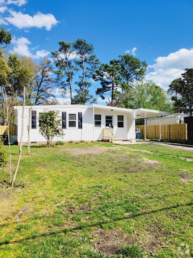 Building Photo - SUNSET PARK - Updated interior and fenced ...