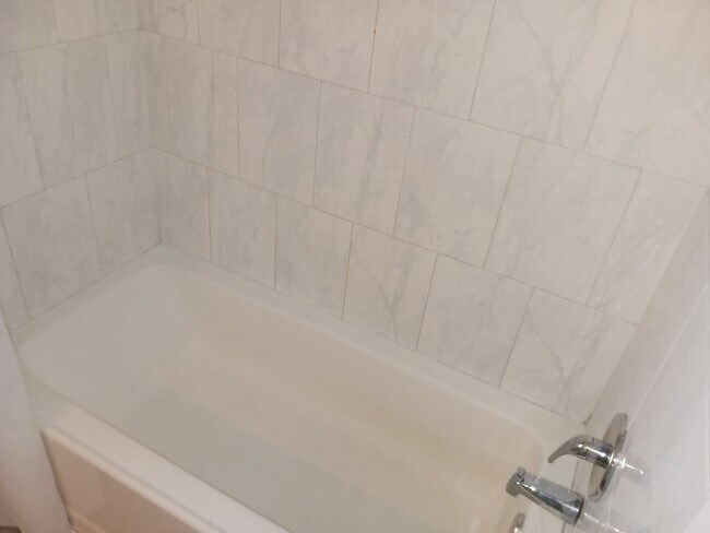 Building Photo - Walk to the Beach! Unfurnished, 2 Bedroom,...