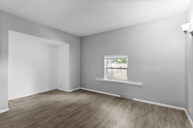Building Photo - Spacious 3bdrm/1bath House $1995.00 ** Fen...