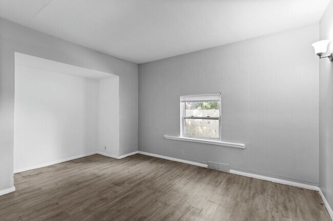 Building Photo - Spacious 3bdrm/1bath House $2295.00 ** Fen...