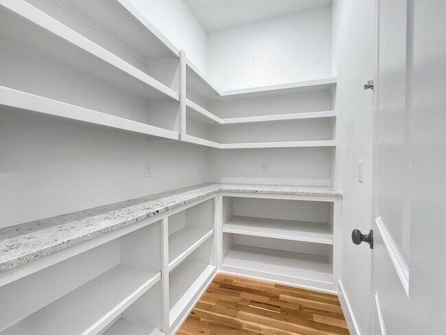 Building Photo - High-End Executive Living in Gated South Tulsa Community