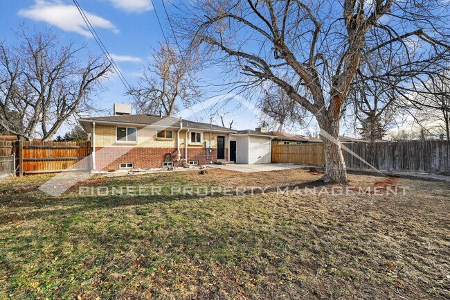 Building Photo - Gorgeous Home with Washer/Dryer and Fenced Yard