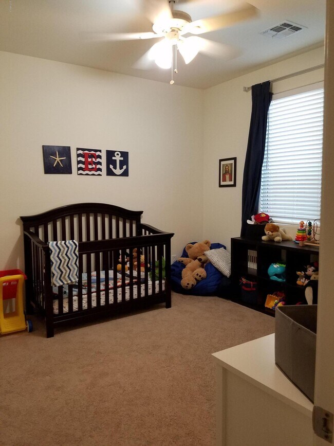 Building Photo - 1932 E Ravenswood Dr